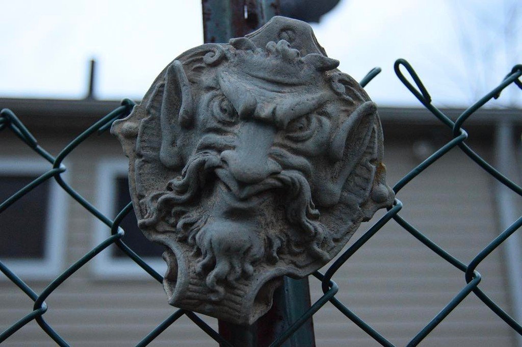 Tumsphotos's tweet photo. My friend has cool weird shit at his house. • #decorationstuff https://t.co/eEwz5FZY11 https://t.co/mUF4EWNhxl
