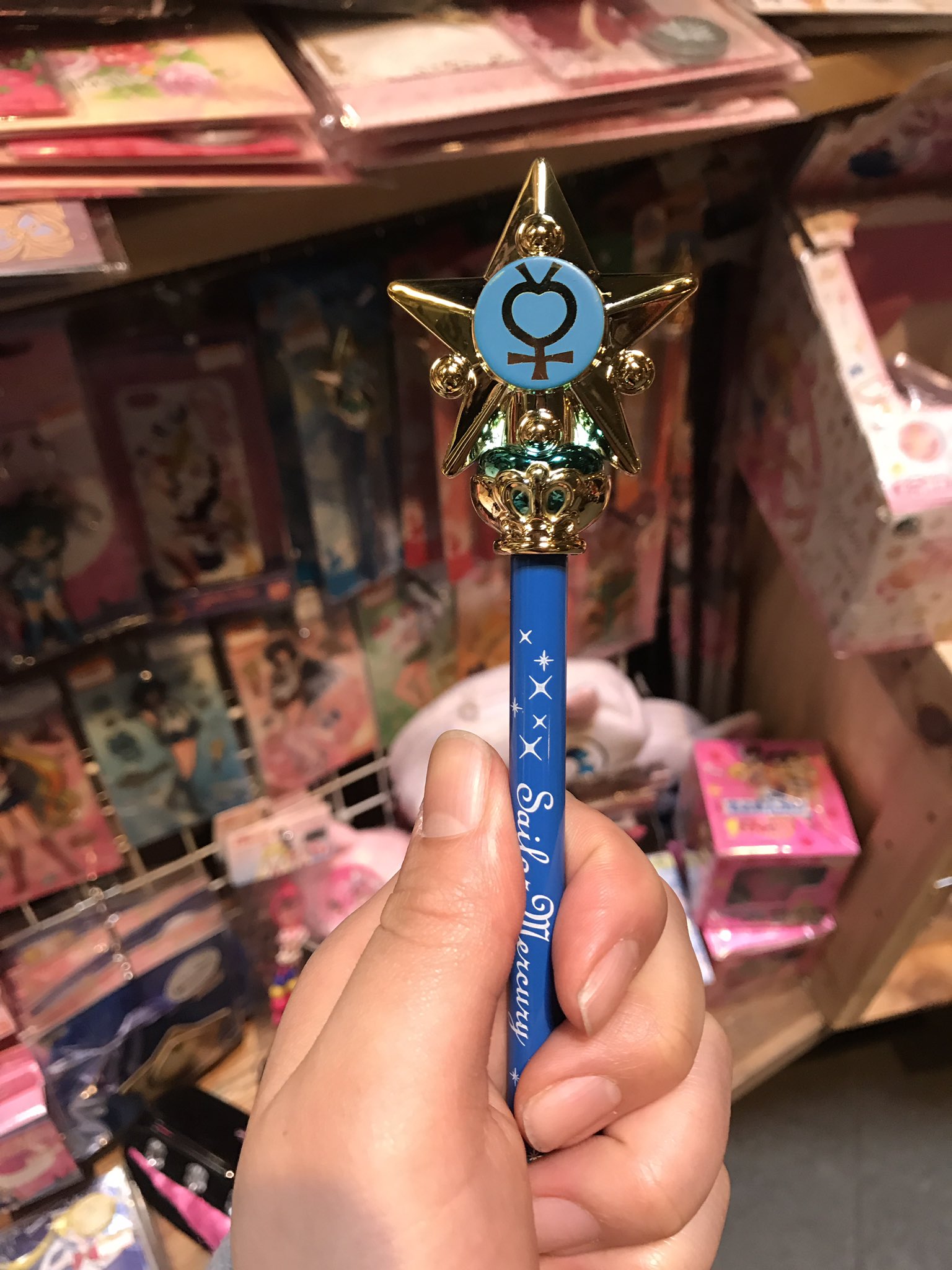 ヴィレッジヴァンガードお茶の水店 Sur Twitter セーラームーン30 オフに関して セール終了まで迫って来ましたので またまた商品のご紹介 ちびうさのヘアゴムと指示ボールペン ちびうさのはスーパーズの時の衣装ですね 幼めな髪型に合うと思い ヴィレッジヴァンガードお茶の水店 Sur Twitter セーラームーン30 オフに関して セール終了まで迫って来ましたので またまた商品のご紹介 ちびうさのヘアゴムと指示ボールペン ちびうさのはスーパーズの時の衣装ですね 幼めな髪型に合うと思い
