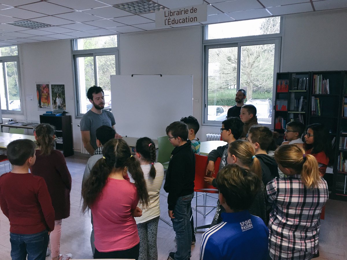 YannPoirson's tweet photo. #objetsconnectants #CMRêpes2 accueil par @3615_guiaum et #Nicolas ce matin de la classe pour présenter la séance de #fabrication de ce matin https://t.co/osLcao9WcT