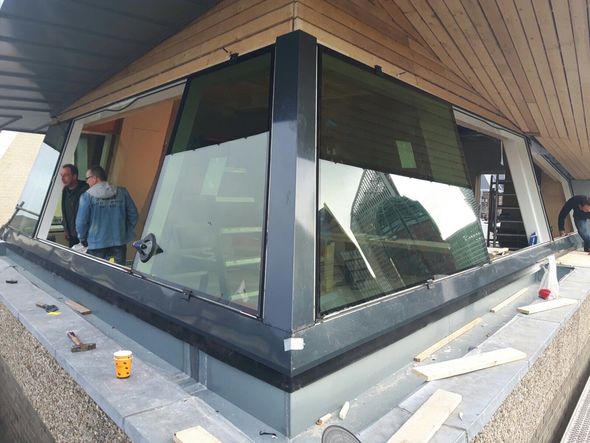 Het glas van de nieuwe <a href="/RTLnieuws/">RTL Nieuws</a> studio in <a href="/GemeenteDenHaag/">Gemeente Den Haag</a> is geplaatst! #Plein