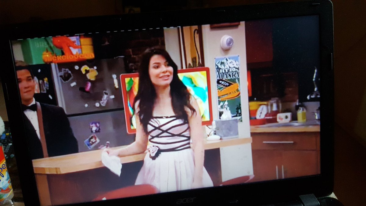MirandaOurIdol's tweet photo. Watching @iCarly #iGoodbye 💜 must cry 😭 because i miss it @MirandaCosgrove @jennettemccurdy @NathanKress @jerrytrainor @NoahMunck https://t.co/jVL7miTAha