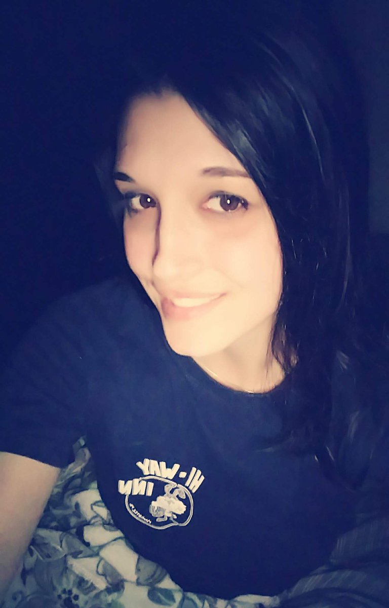 Jaylee_08's tweet photo. #nomakeup
#gethomefromworkandgoingtobed 
#rockingmyhi-wayinnshirt https://t.co/8dhnqKANFK
