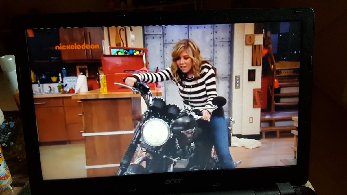 MirandaOurIdol's tweet photo. Watching @iCarly #iGoodbye 💜 must cry 😭 because i miss it @MirandaCosgrove @jennettemccurdy @NathanKress @jerrytrainor @NoahMunck https://t.co/jVL7miTAha