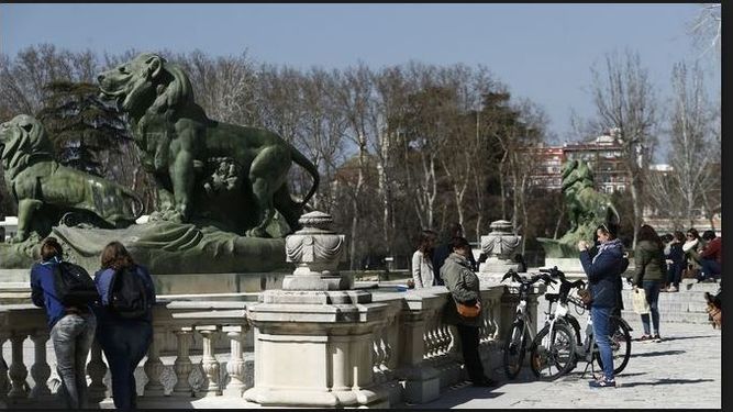 LaInfoIncreible's tweet photo. Un grupo de estudiantes convocan una quedada para llorar en el retiro y arrasa en la red https://t.co/ShdYwk3e27 https://t.co/n12cF1SNAT