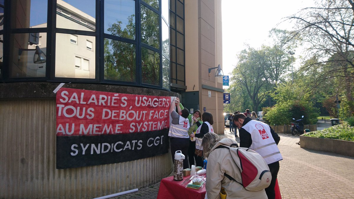 CgtLaMetroLyon's tweet photo. On s'installe place de la Paix à #Venissieux #CGT #JourneeDebout #servicespublics @CGT_CSD_69 https://t.co/VVo5Y0PSuf