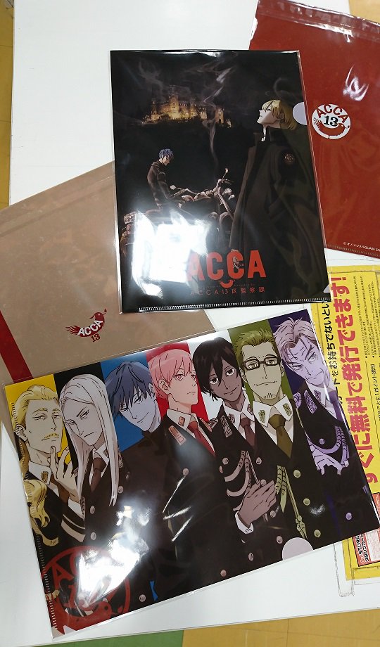ジーストア総合 大阪annex Tvアニメ Acca13区監察課 期間限定ショップ 商品情報 クリアファイル です ジーンとニーノ 5長官が並ぶ絵柄と タバコ をふかすジーン バイクにまたがるニーノの絵柄の2種類 どちらも魅力的なデザインです