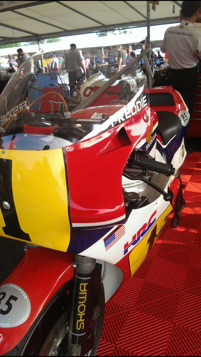 Hishine01's tweet photo. You really can't beat some #twostrokethursday That smell and noise. 😉#fos #Honda #Suzuki #Yamaha https://t.co/D3ZFnvwS2Q
