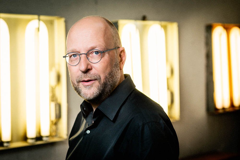 Teknologiens garvede stemme no. 1 <a href="/Funzafunza/">Henrik Fohns</a> står i spidsen for ny ugentlig podcast hos IDA. #techtopiadk #dkmedier
bit.ly/2oGv2l0