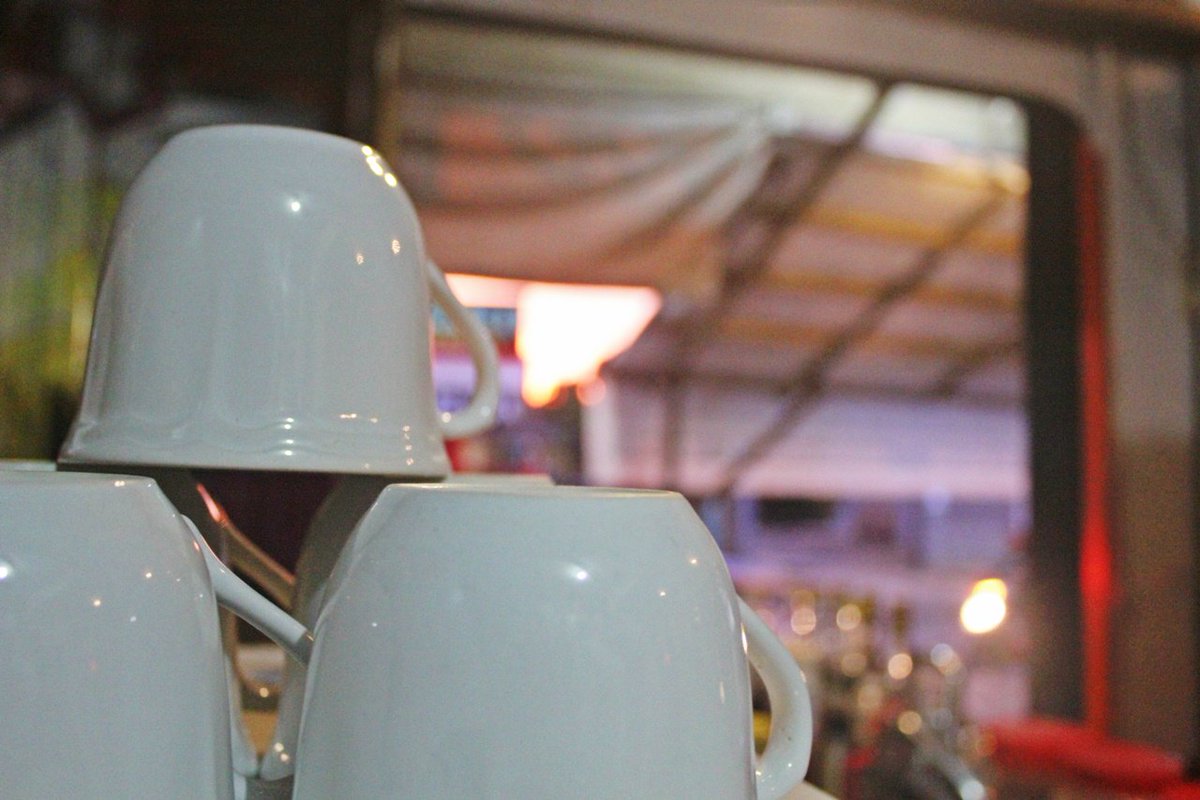 Gelas dan kopi seperi sepasang kekasih yang tidak bisa di pisahkan .. *eaaaaaaaa