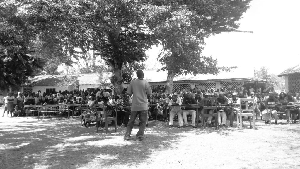 chapakiti's tweet photo. Talking about @KEMRI_Wellcome &amp; preliminary feedback to parents &amp; students re: my #phd data collection. Excited crowd! #KSNS #Kilifi https://t.co/Et82tX31K7