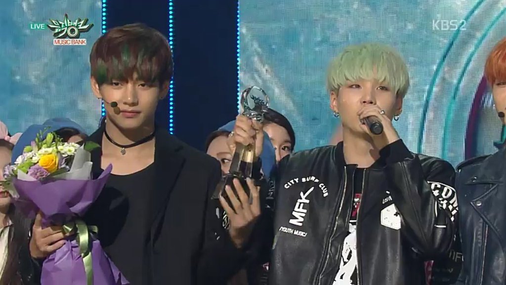 byulsaek's tweet photo. 151211 HEY TAEGI FT. TROPHY #Run3rdWin https://t.co/MgZ9Im9M2p