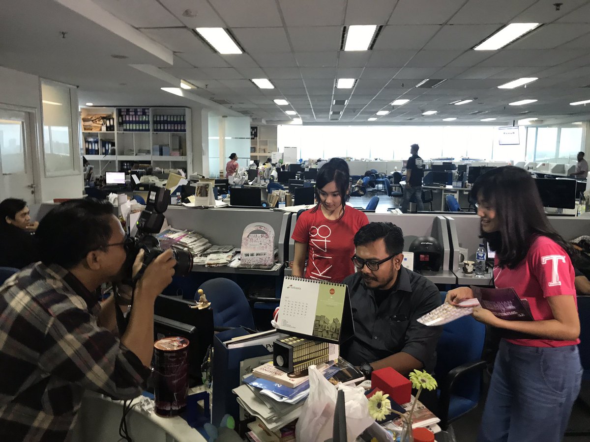jawapos's tweet photo. Yeay, Jawa Pos kedatangan member @officialJKT48 ada @melodyJKT48 @AyaJKT48_ dan @Della_JKT48 yang lagi promosi soal Senbatsu Sousenkyo 2017 https://t.co/UVGYKcBSKA