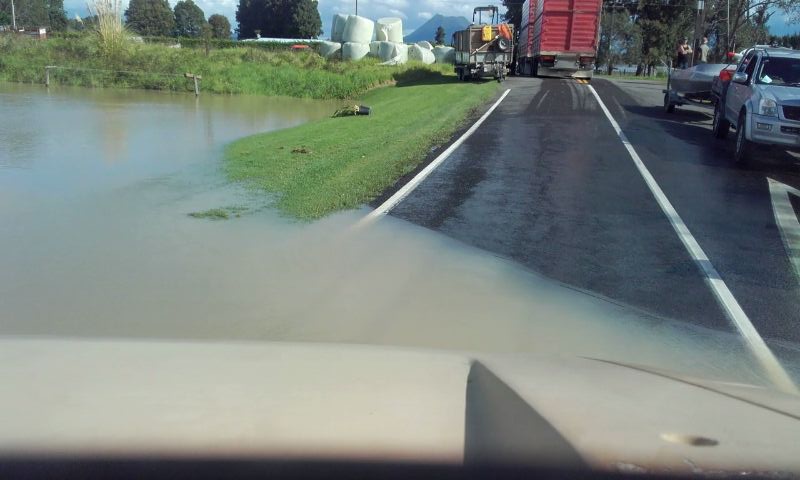 NZDefenceForce's tweet photo. We sent some of our @NZArmy personnel to #Edgecumbe to assist local authorities evacuating residents using our Unimogs. Stay safe everyone! https://t.co/scArY6JeC0