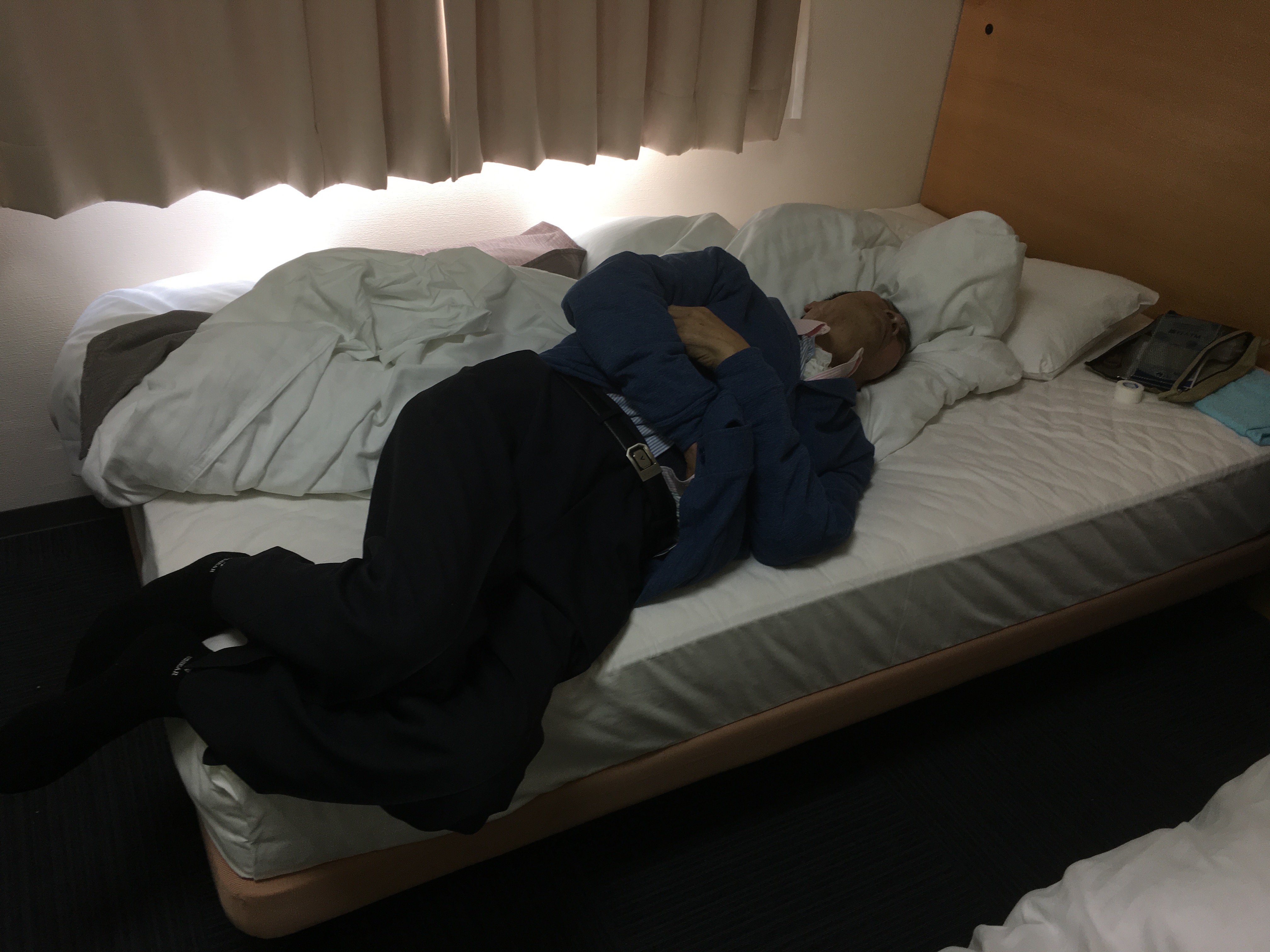 Thomas Ash 朝食を終えて部屋に戻ると Mr ハタはベッドに倒れ込む 荷物をまとめて今から病院へ 1年前の英語版ツイートを元に再現しています T Co Yl9lbsfi6i Twitter