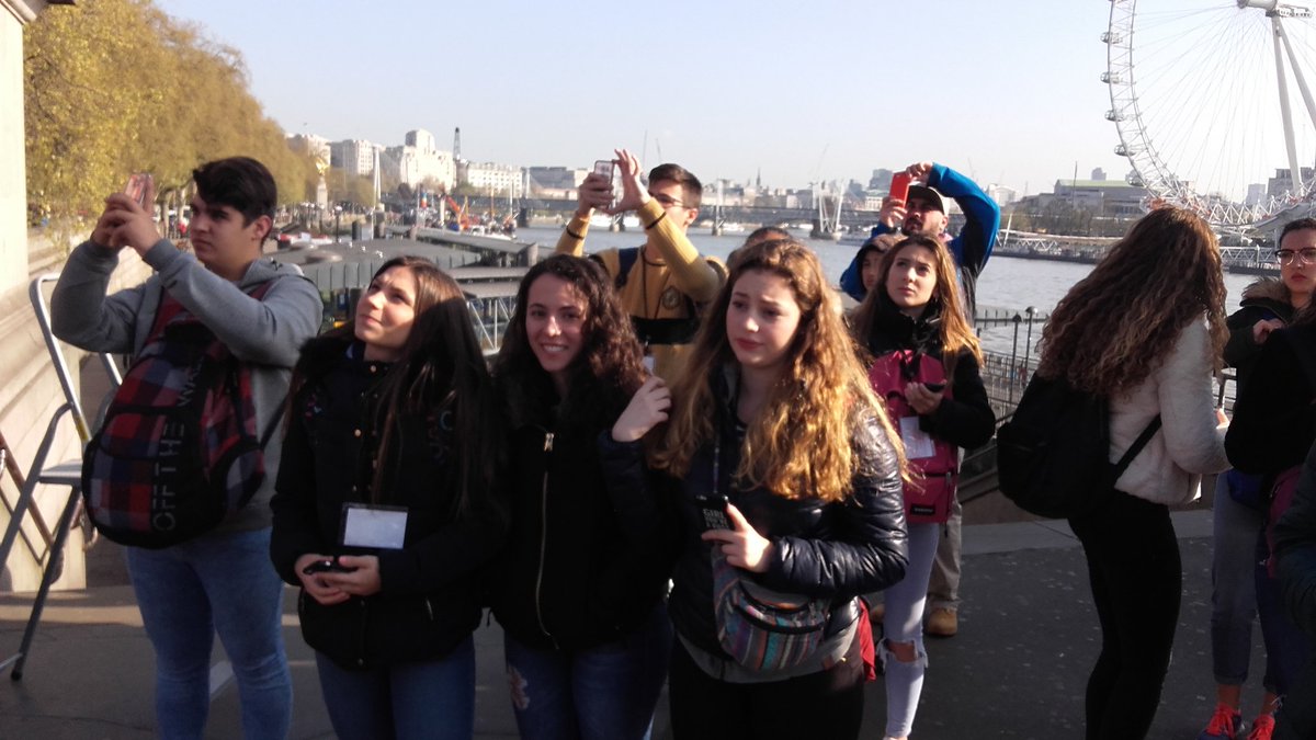 EduMDCPrat's tweet photo. Bon dia! Comencem el tour. #bigben #westminsterabbey #mdclondon17 @escolamdcprat https://t.co/oOMT8vmItH