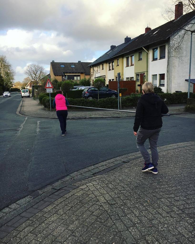 Warum nicht einfach mal eine Eisenstange durch den Ort tragen? 😉 Gestern wurden bereits alle Sachen gepackt und verladen, heute starten wir…