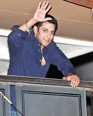KattarSalmaniac's tweet photo. @BeingSalmanKhan Waving :) https://t.co/ElnLkwOgp3