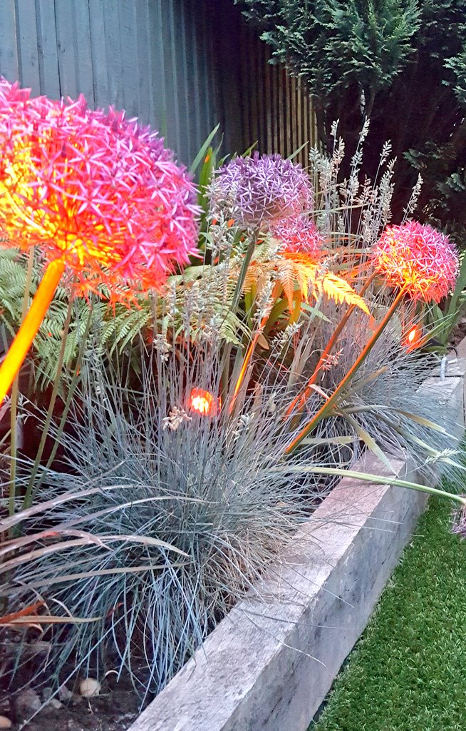 CollingwoodDE's tweet photo. Pflanzen, die man tagsüber gar nicht beachtet...Höhepunkte des Gartens am Abend mit #LED #Beleuchtung von #CollingwoodDE #Erdspieße https://t.co/hRAZadpXpQ