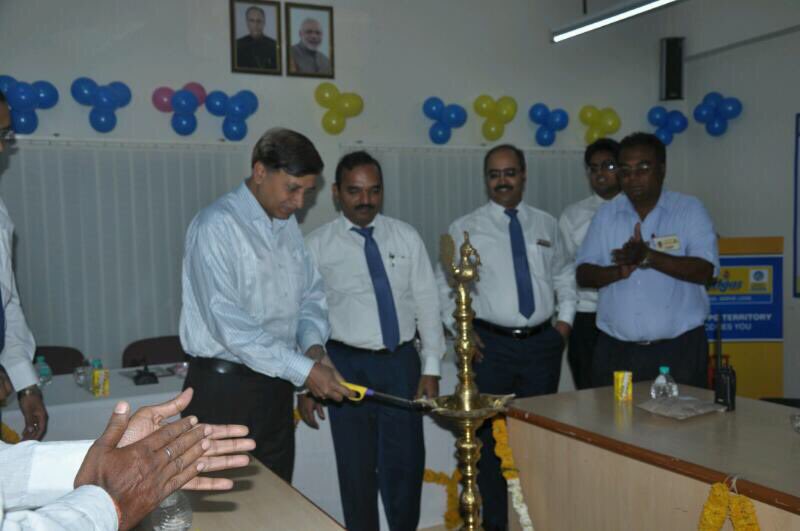 BPCLIndore's tweet photo. Great teams are not borne they are built. To recognise and energise staff for future, awarded high performing staff at Pithampur LPG plant https://t.co/kzIwud9oY2