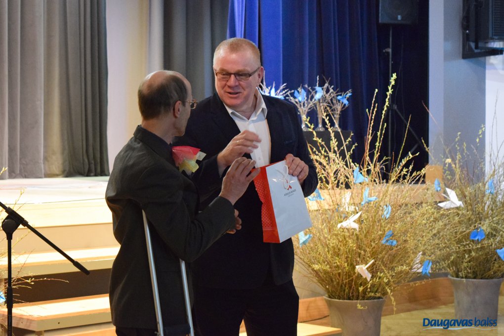 DBalss's tweet photo. Ikšķiles Invalīdu biedrība ieskandina Lieldienas pasākumā "Oliņ - Boliņ" (FOTO) https://t.co/t0RiuM832B https://t.co/JDWZe3nFcY
