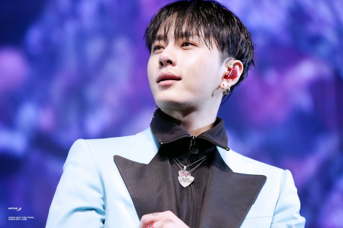 MIZONE_091016's tweet photo. 170320 #하이라이트 쇼케이스 :: #준형 4pic https://t.co/XYMzNzTG97