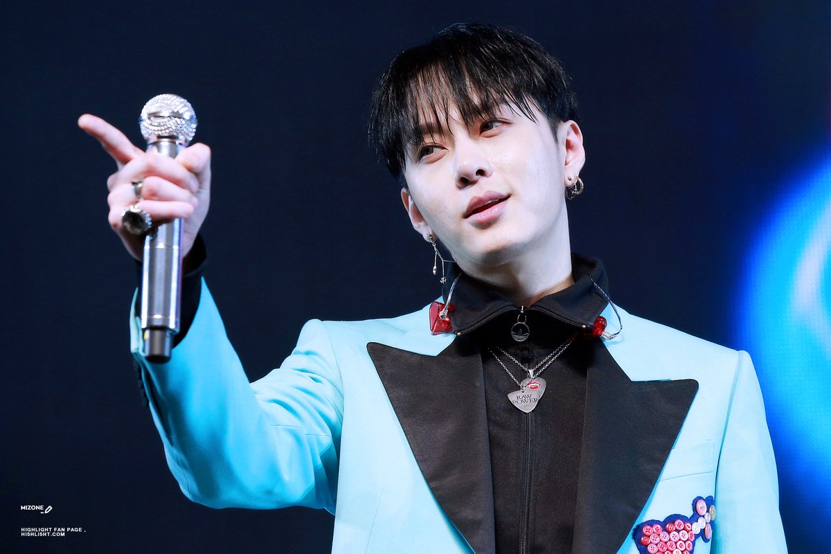 MIZONE_091016's tweet photo. 170320 #하이라이트 쇼케이스 :: #준형 4pic https://t.co/XYMzNzTG97