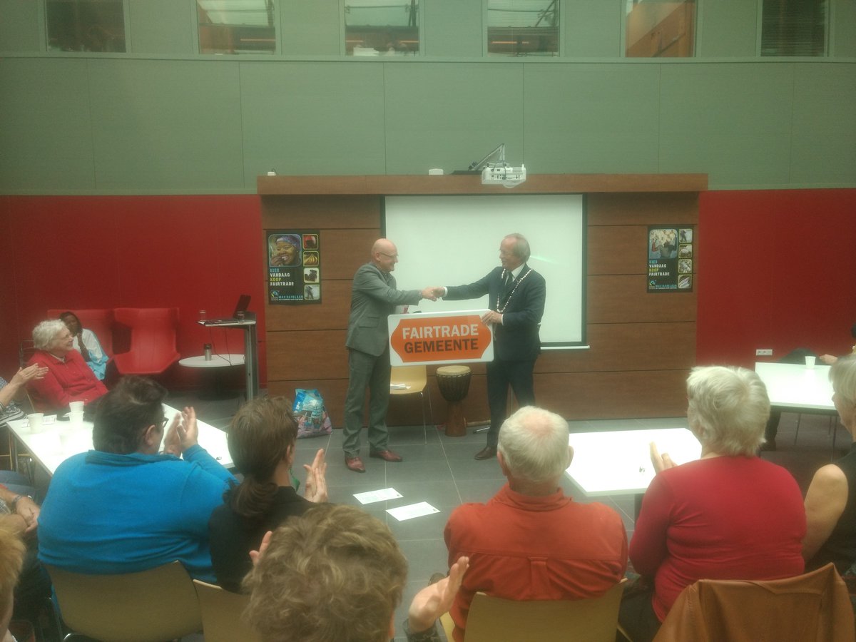 Het Drentse Westerveld is vanaf vandaag officieel 'Fairtrade gemeente'! Burgemeester Rikus Jager krijgt het bord uit handen van Huub Jansen.