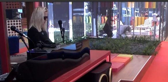 argi_te's tweet photo. Supuestamente para ellas, salen HOY. Ahí teneís a IRMA al fondo, limpiando cristales...#GHVIPDIECTO pelota maxima https://t.co/4ZT48BpgXm