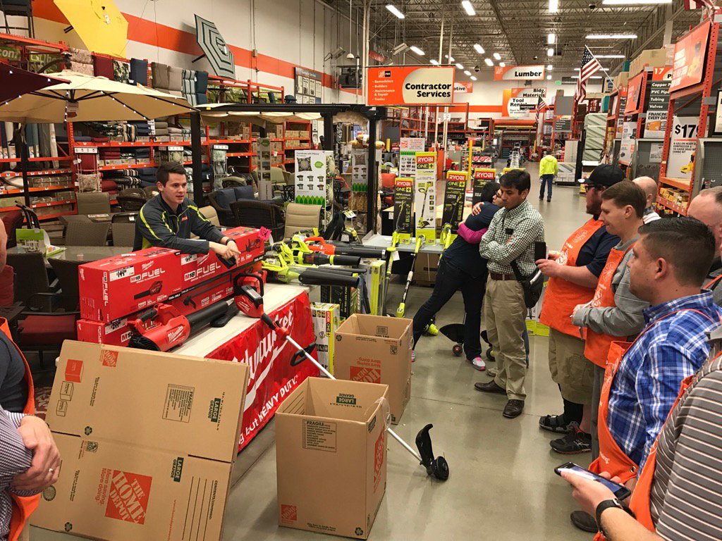 rob_kalp's tweet photo. D28 DM MERCH walk. #dmwalk https://t.co/UySdkuHKcD