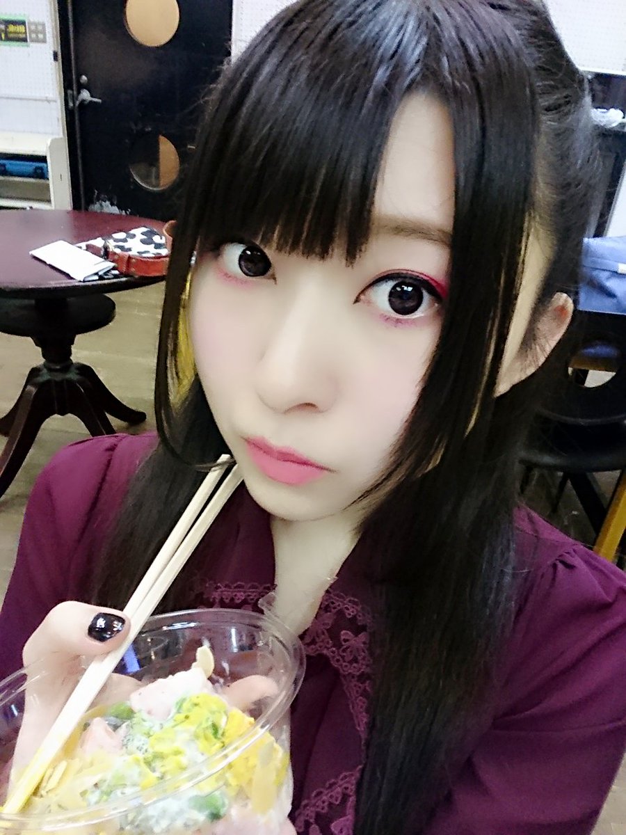 北原知奈 Utau声優 ちゃ ゐな頒布開始 ちなちゃんねる Twitterissa 今日は終演後にサラダとおにぎり2個も食べちゃった 小屋入りしてからこれ毎日食べてる 1 2日分の緑黄色野菜のサラダ 後半分野菜が足りない ᵕ