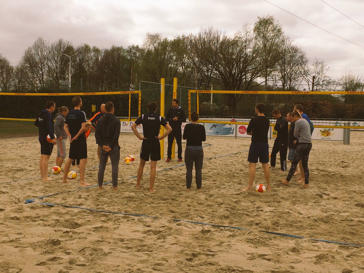Docenten van diverse scholen bij bijeenkomst 'Watch your talent' bij <a href="/SportVeenendaal/">Sportservice V'daal</a> staan klaar voor clinic van <a href="/rnummerdor/">Reinder Nummerdor</a>
