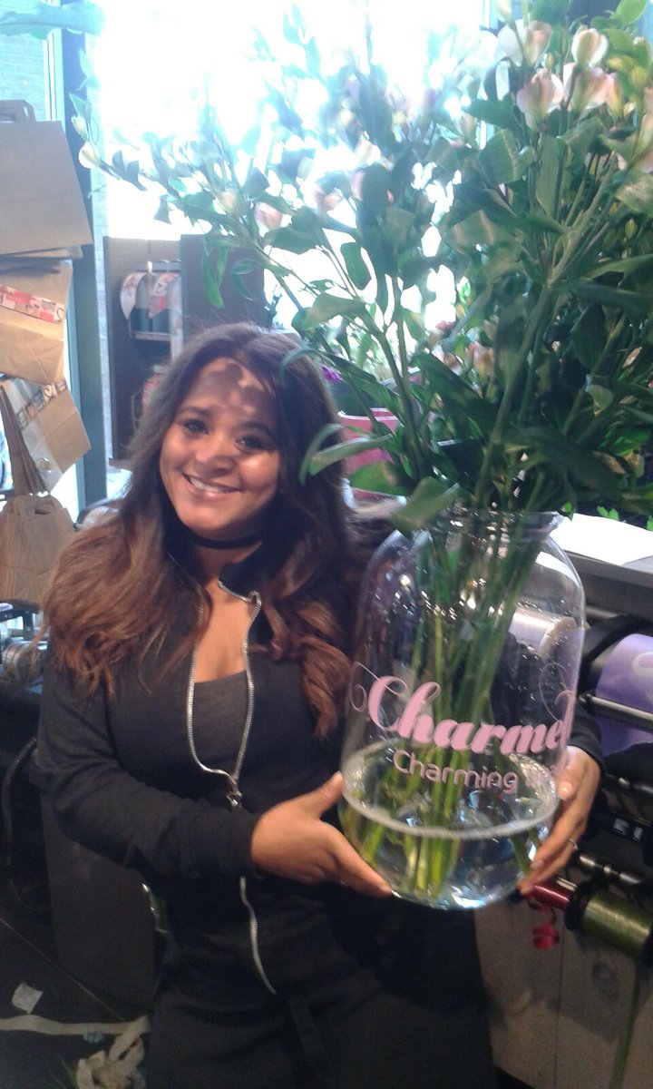 'Charmelia on tour' vervolgd haar weg, verrast &amp; verovert de harten van iedere bloemist door de sierlijkheid, vele bloemen &amp; levendige bloei