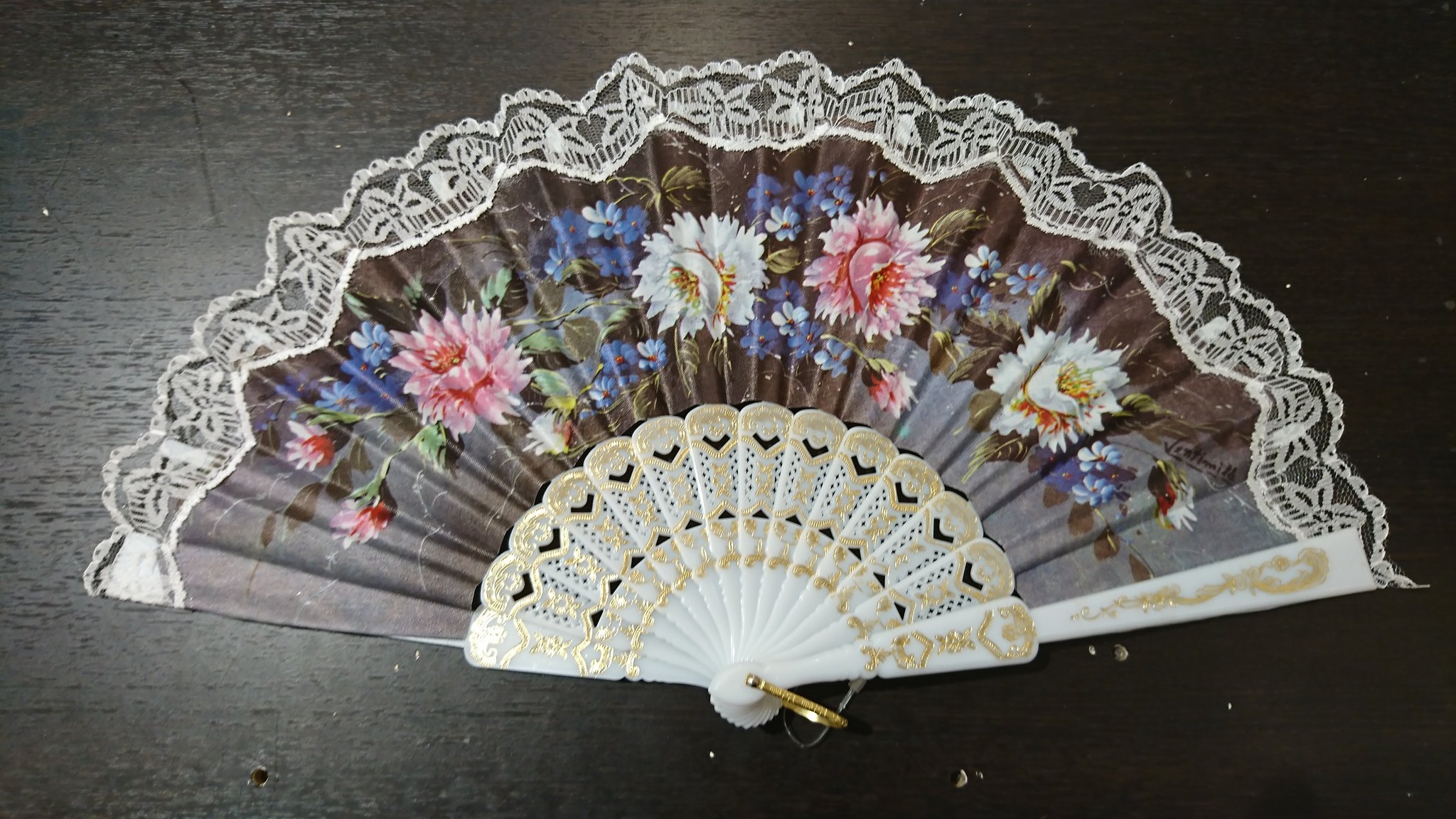 Twitter 上的 Kera Shop 新宿店 Magic Flute レース扇子と同じく人気なのがこちらの プリント扇子 扇子 といえば和風なものが多いのですが こちらはヴェネツィアから仕入れている洋風扇子です ロリータの方に特におすすめのこちらのアイテム こちらも