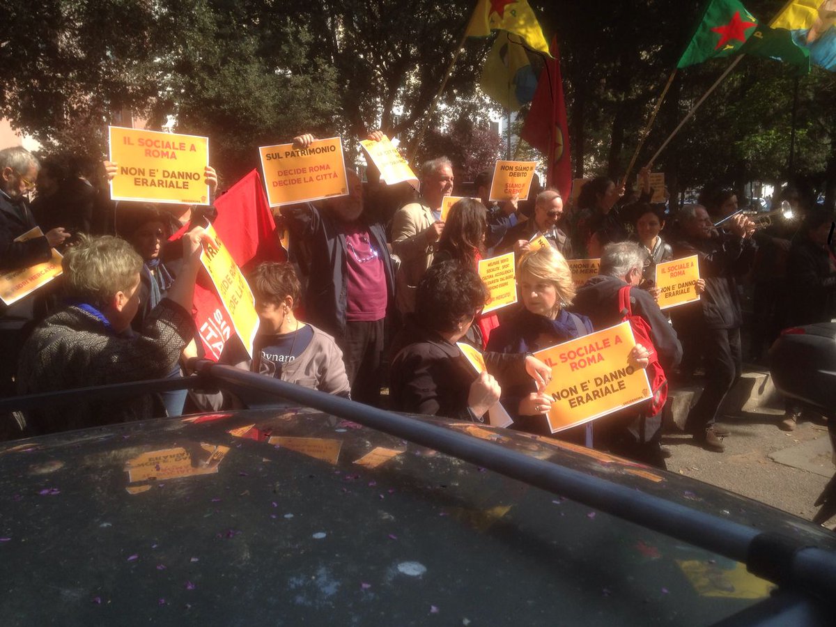 RomaComune's tweet photo. AVETE FATTO MALE I CONTI!  ROMA NON SI VENDE, LA CITTÀ SOLIDALE SI DIFENDE! #6A #CorteDeiConti #RomaNonSiVende https://t.co/6a6ZXdUGKB https://t.co/E5Wv3ps0gl