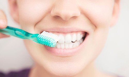 ✔️ Las 4 mejores #pastas de #dientes blanqueantes, ¿cuál es tu favorita? goo.gl/WA36iq #Dentistas #HigieneBucal #FelizJueves 😀