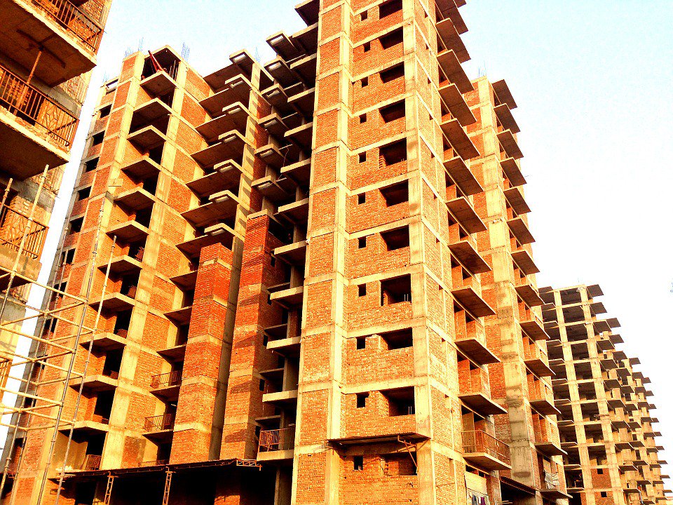 ZeeBusiness's tweet photo. #Realestateshares gain as @RBI allows bank investment in #REITs https://t.co/YWN0RSDaIs https://t.co/BMXQDuSJGe