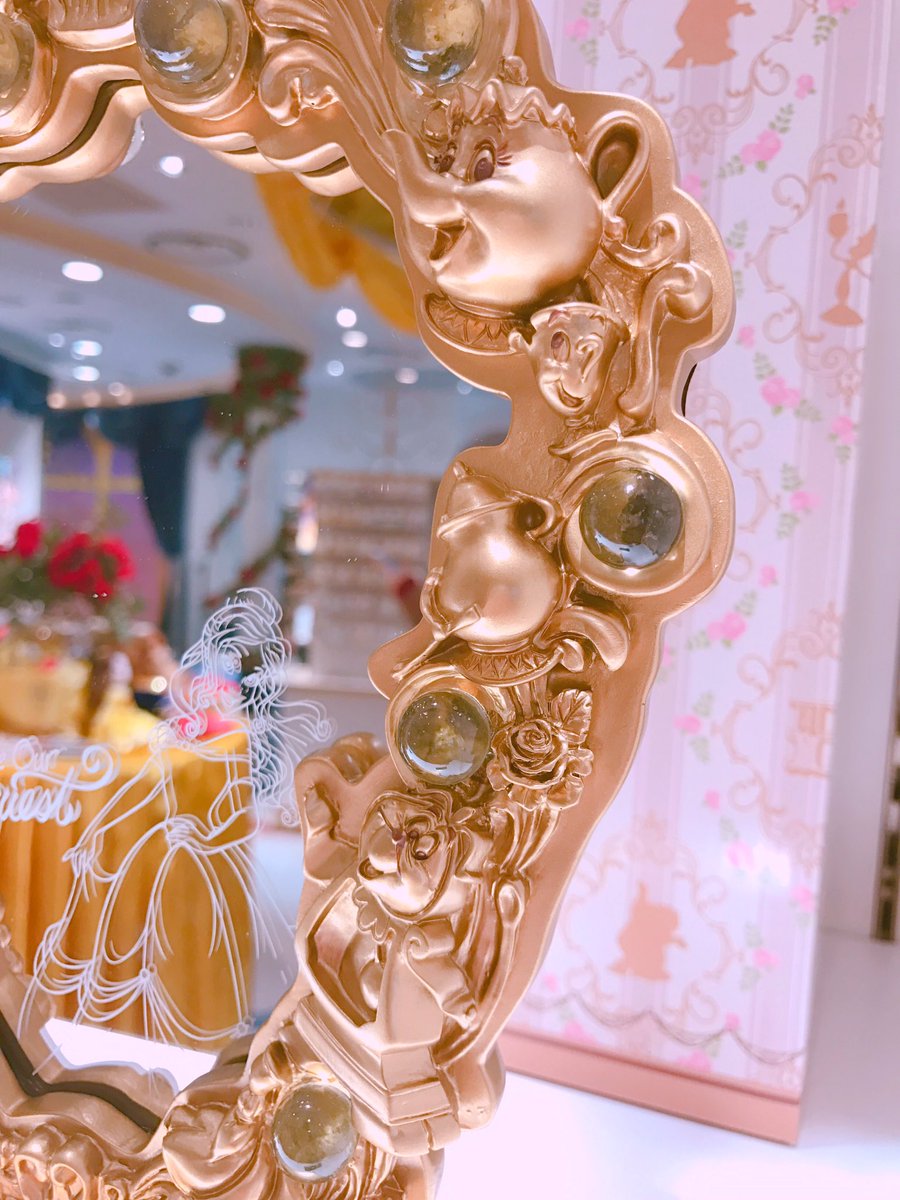 あやちゃむ ちゃむ的にこのミラーが 新作の中で1番可愛いと思った 鏡の周りにはキャラクターが沢山いるし ライトがついて女優ミラーみたいになるんだって ディズニーストア 新作 可愛いと思ったらrt