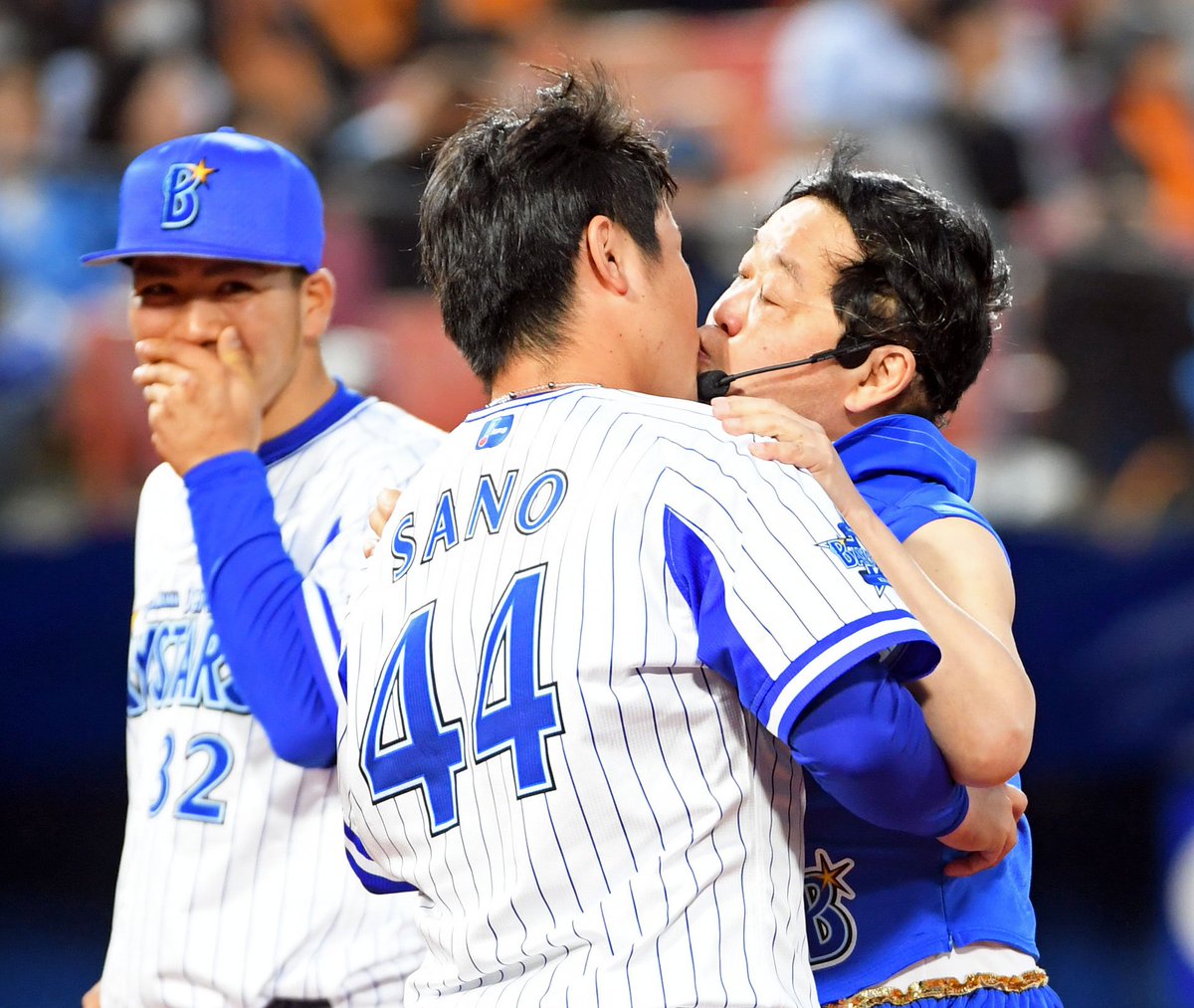 上島竜兵、始球式でDeNA佐野に打たれ激怒→キス … 上島竜兵 baystars kyojin giants 佐野 高城 キス 日刊