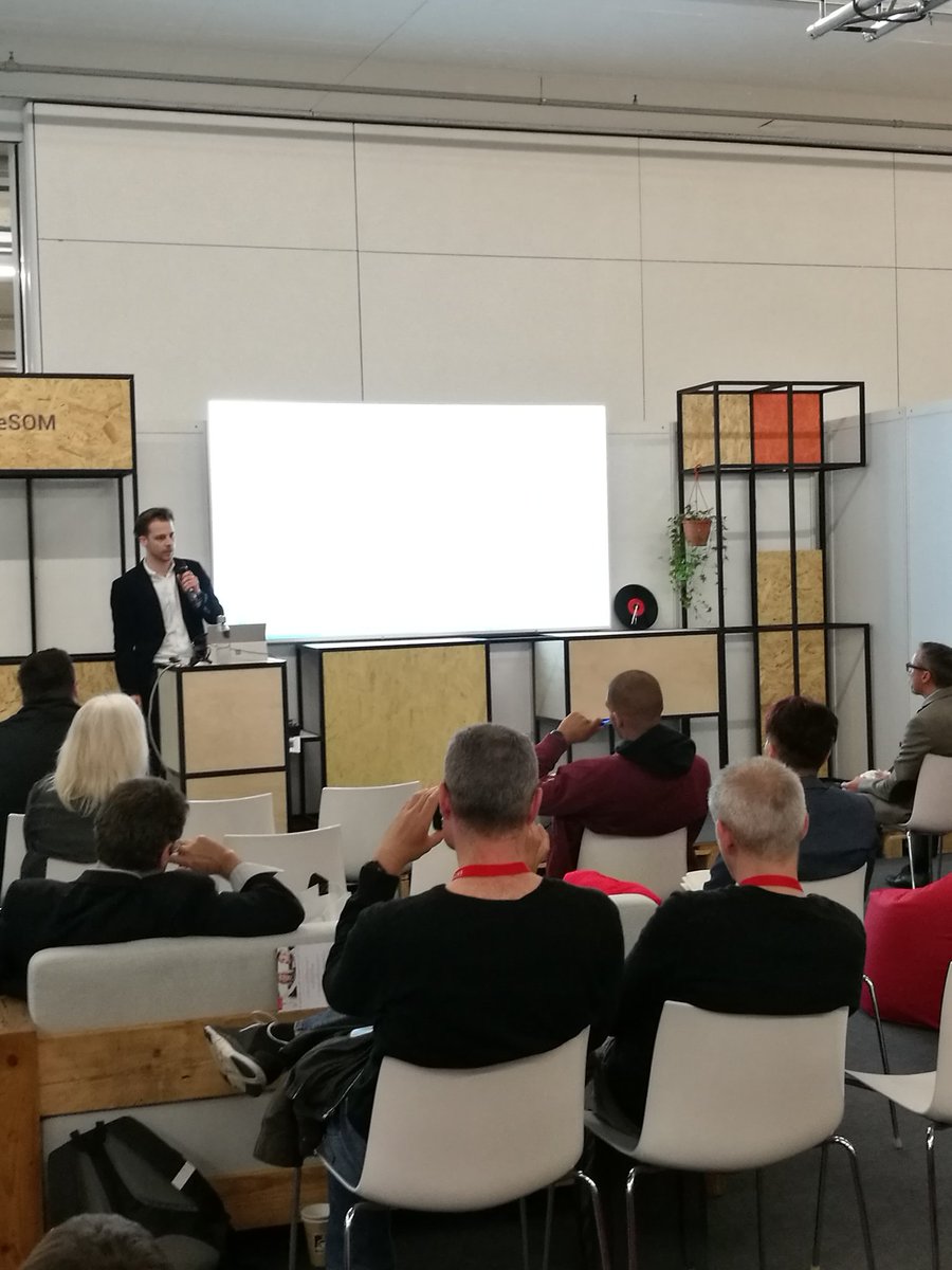 AlmMueller's tweet photo. @SocialEgli live on stage @SOM_GO_expos #dynamicremarketing https://t.co/nPLdiUJO5B
