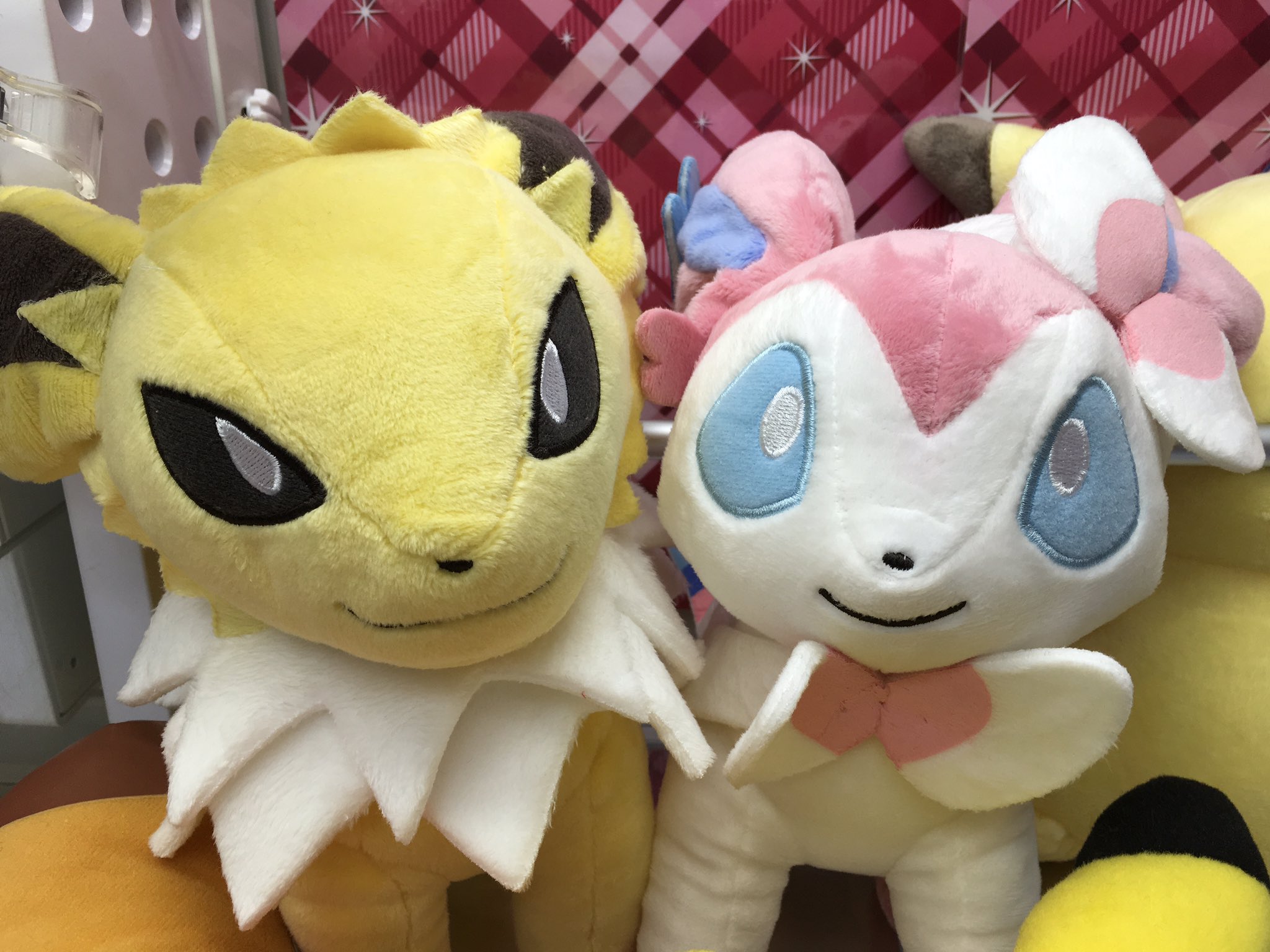 アカフーアミューズメント ジアス上大岡 プライズ I Love Eievui でっかいぬいぐるみ サンダース ニンフィア 入荷しました O O 大人気のブイズからサンダースとニンフィアの登場です ポスターも可愛い さすがブイズ様 O ブイズ サンダース
