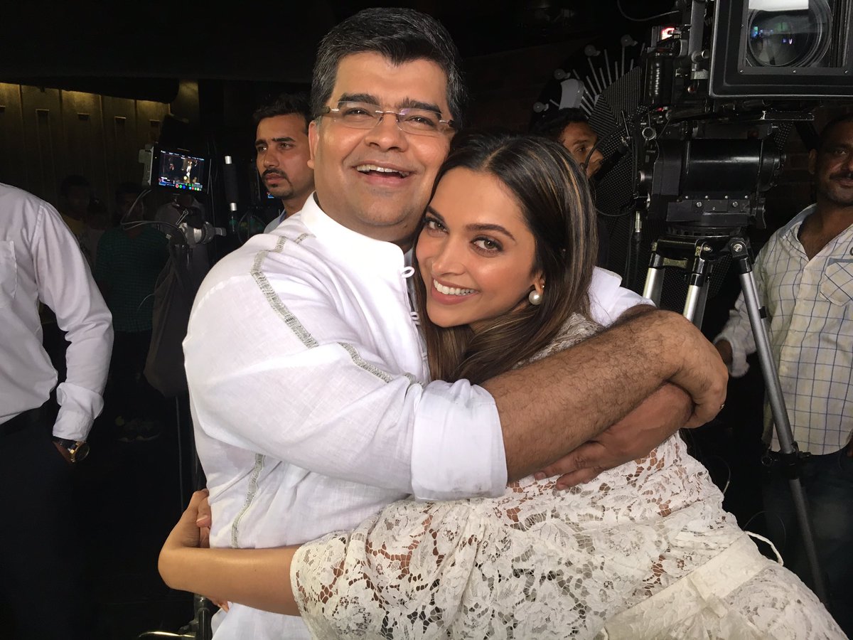 jiteshpillaai's tweet photo. With the loveliest of them all @deepikapadukone https://t.co/RFtHtb73qW