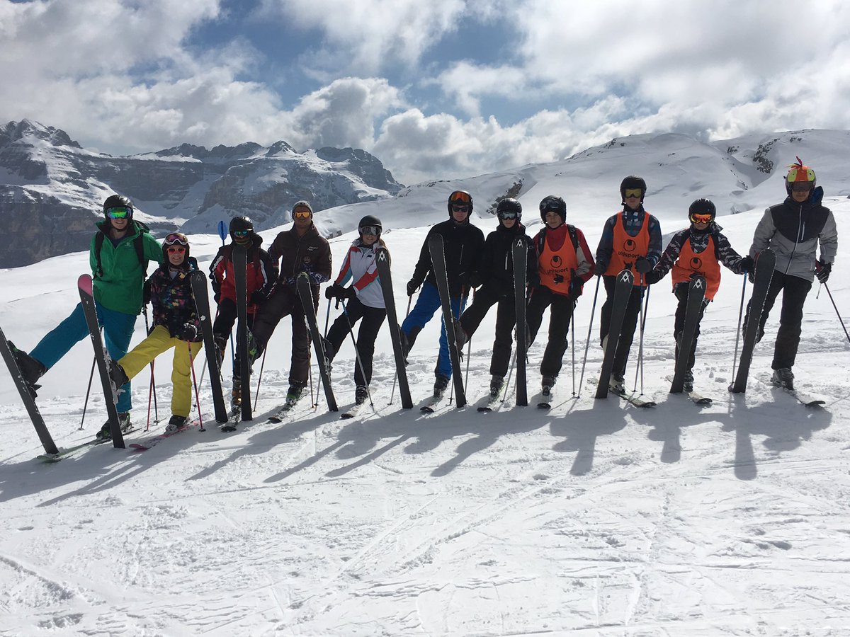 TomlinscoteSch's tweet photo. Sunshine on the slopes today #tomlinscoteski17 @tomlinscoteski https://t.co/amuEfQ7LlQ