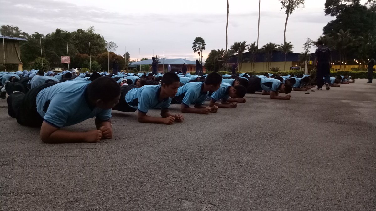 PlknAsahan's tweet photo. @jlknhq Fit4life progression and regression squat, push up, plank... 
#plkn2017
#JomMasukPlkn
#WiraWirawatiNegara 
#NadiNegaraku https://t.co/kRfVcL61n3