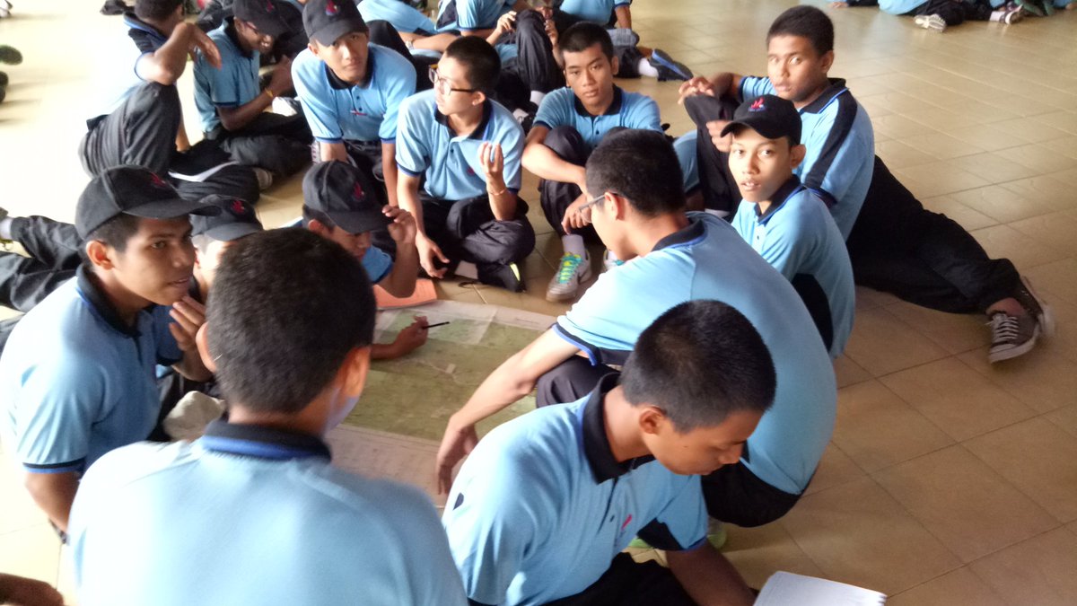 PlknAsahan's tweet photo. @jlknhq Kelas teori Peta Dan kompas(navigasi) 
#jlknhq
#plkn2017
#JomMasukPlkn
#NadiNegaraku
#WiraWirawatiNegara https://t.co/uZZh6AD1oS