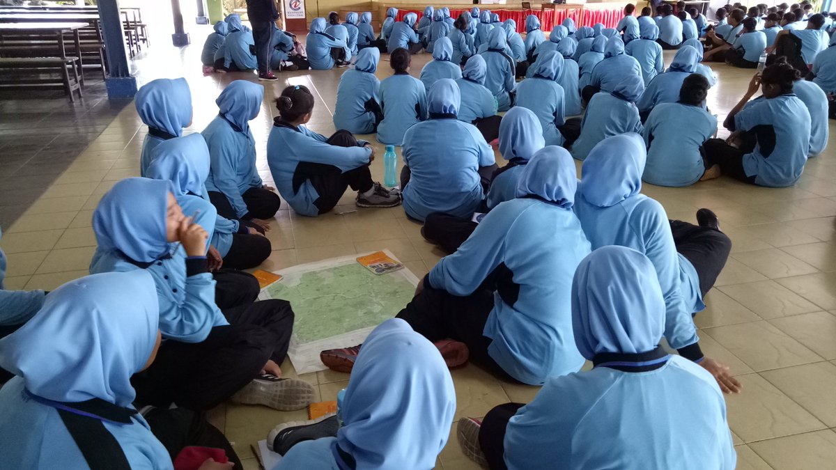 PlknAsahan's tweet photo. @jlknhq Kelas teori Peta Dan kompas(navigasi) 
#jlknhq
#plkn2017
#JomMasukPlkn
#NadiNegaraku
#WiraWirawatiNegara https://t.co/uZZh6AD1oS