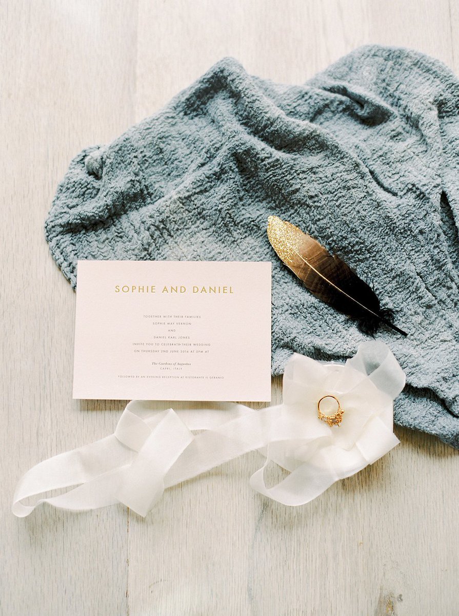 paper_japes's tweet image. We're sharing the most gorgeous wedding invitations by @EYiLOVE_studio over on the blog today 😍For lovers of foil paperjapes.co.uk/foil-wedding-i…