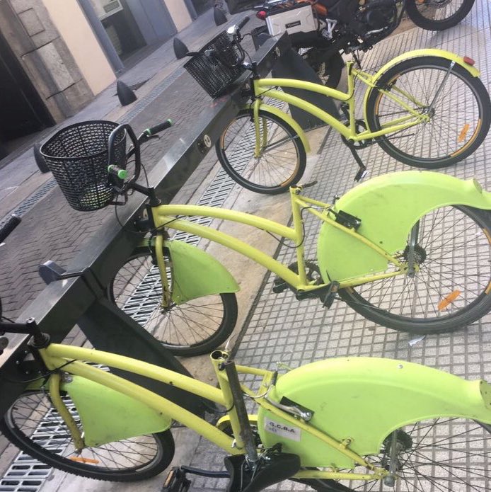 Axeldellolio's tweet photo. Hay que ser #mediocres............ 
Esto es #democracia? se roban los asientos de @BAecobici para que no puedas ir a trabajar
#yonoparo https://t.co/NwVM6luvYY