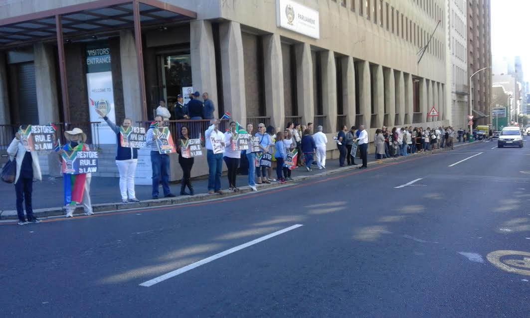 The situation in #CapeTown today: people chanting #ZumaMustFall '
#AntiZumaMarches #junkstatus <a href="/ShareCapeTown/">Follow on facebook or insta @ShareCapeTown</a> <a href="/RTCapetown/">Cape Town</a> <a href="/allcapetown/">Cape Town</a>