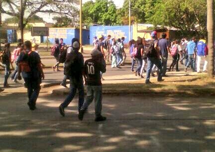RodriguezAaron's tweet photo. Ya empiezan a concentrarse los estudiantes de la UC para marchar desde el Arco de Bárbula hasta el Dist. El Trigal #VzlaTrancaContraElGolpe https://t.co/LK6ofeuLVB