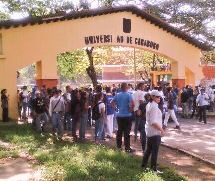 RodriguezAaron's tweet photo. Ya empiezan a concentrarse los estudiantes de la UC para marchar desde el Arco de Bárbula hasta el Dist. El Trigal #VzlaTrancaContraElGolpe https://t.co/LK6ofeuLVB